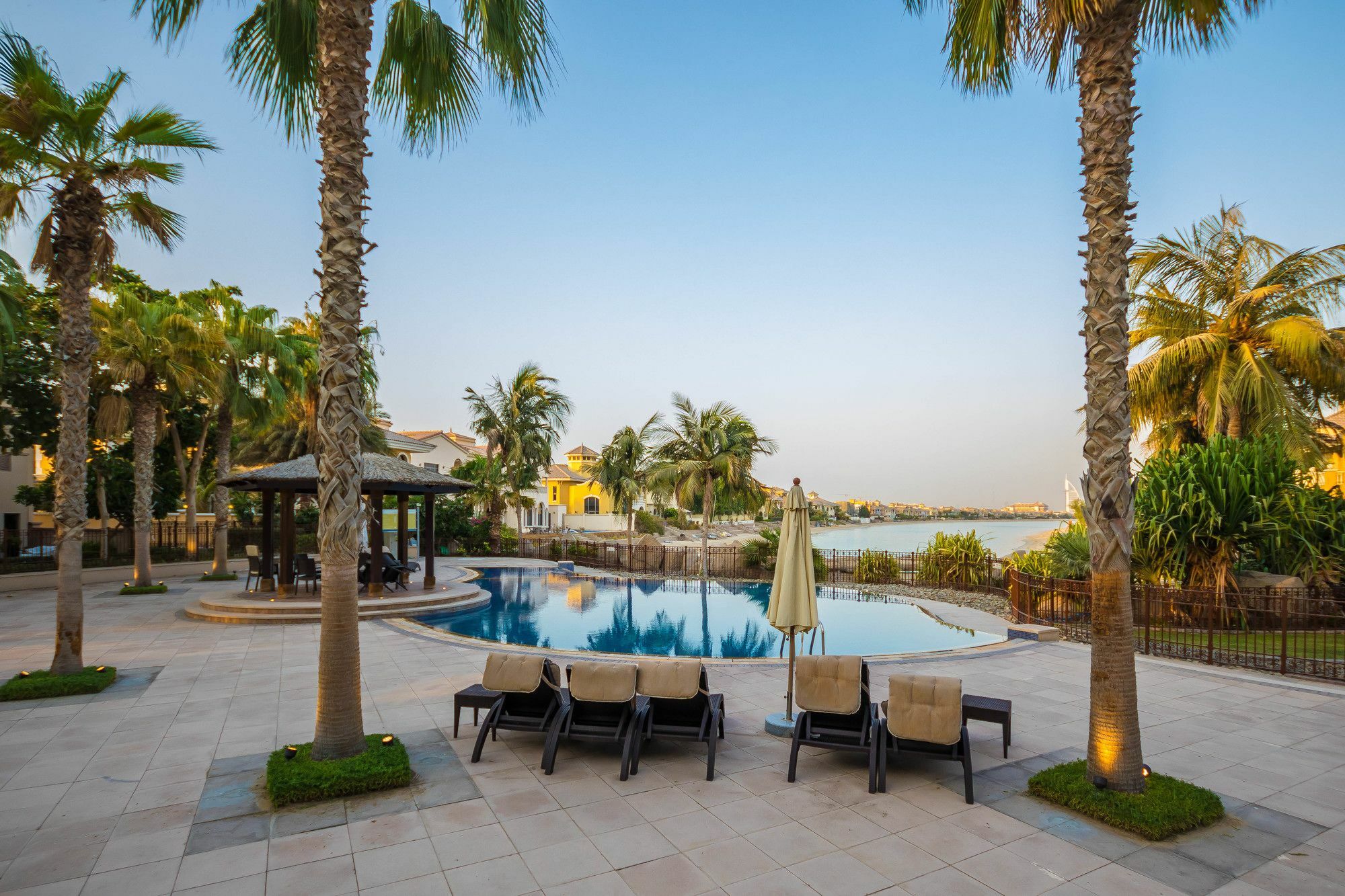 Yanjoon Holiday Homes - Palm Jumeirah Frond A Villas Dubai Esterno foto